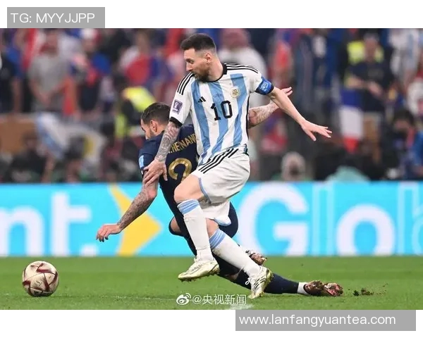 镜头捕捉:梅西赛场小动作引发热议